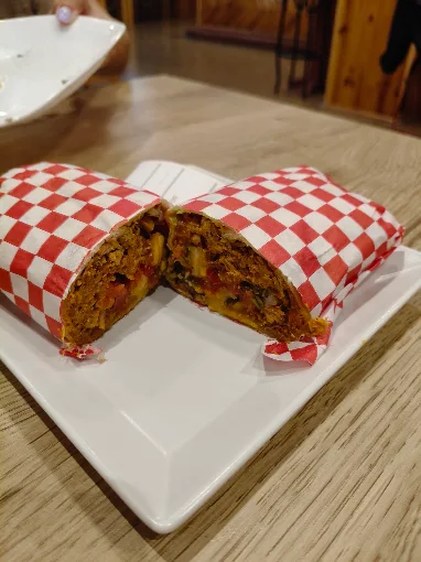Burrito relleno con queso cotija y mayochipotle